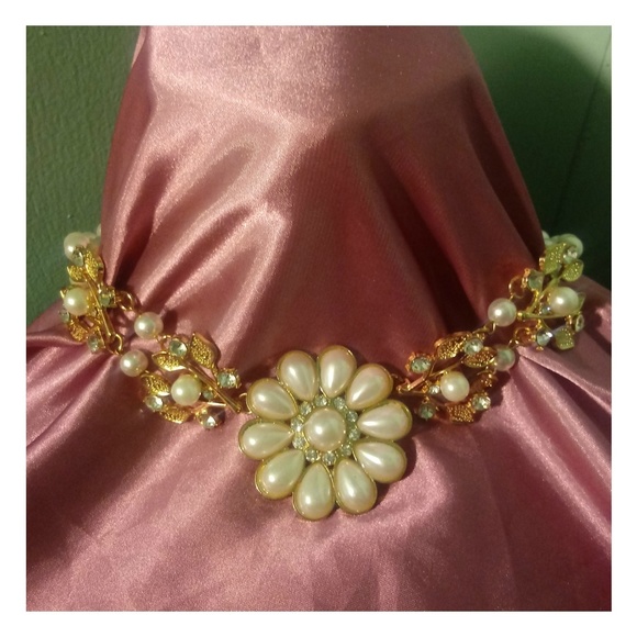 Faux Pearl Rhinestone Flower Statement Necklace - Picture 3 of 3